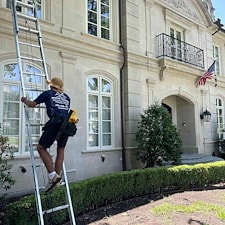 Top-Quality-Gutter-Cleaning-Performed-in-Highland-Park-Texas 1